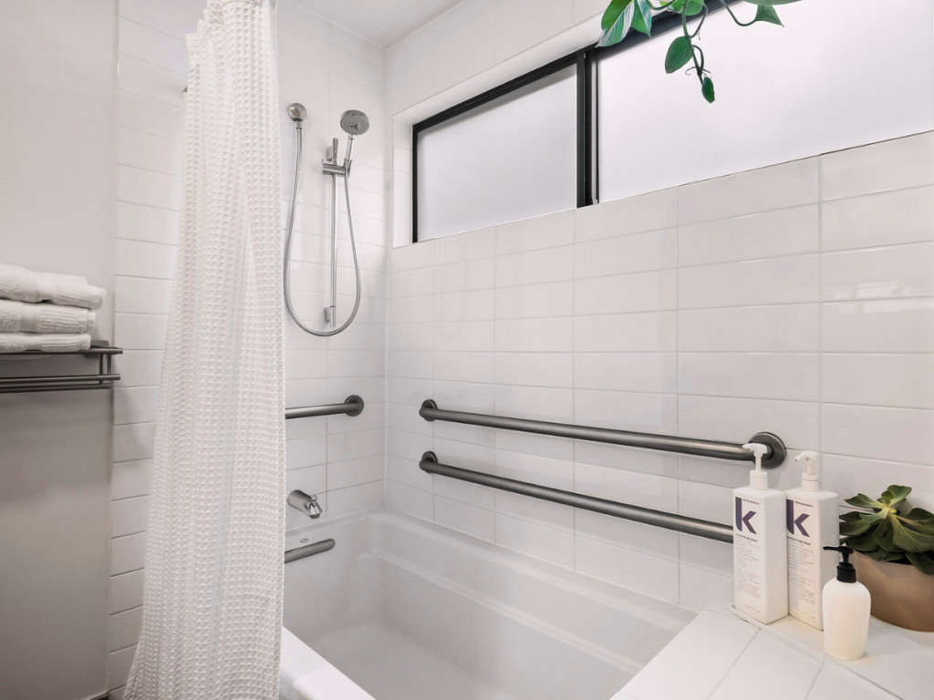 Room-1-King-Deluxe-Bath
