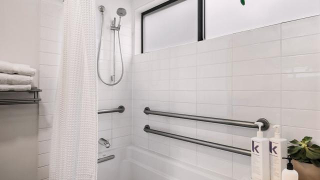 Room-1-King-Deluxe-Bath